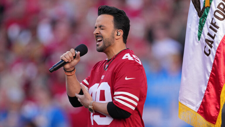 Luis Fonsi interpreta en grande el himno nacional de la NFL