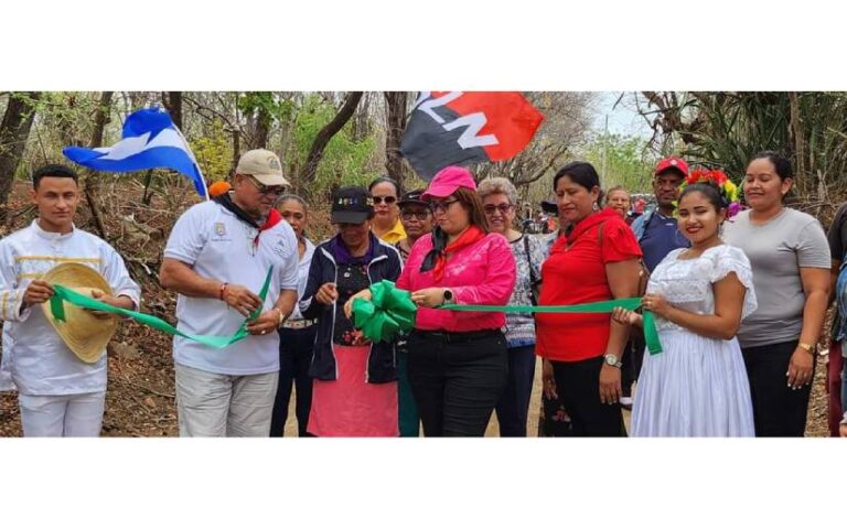 Rehabilitan caminos en la comunidad “Boca de Cántaro”