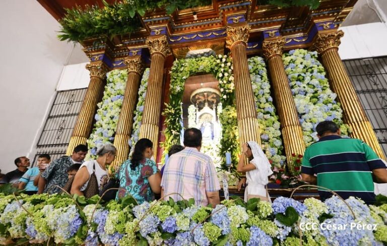 Miles de devotos participan en la tradicional Lavada de la Plata