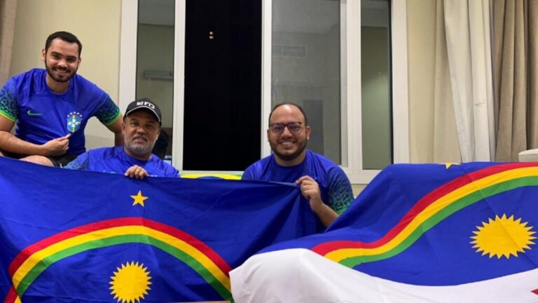 Guardias cataríes pisotean bandera de Pernambuco creyendo que era LGBTI+