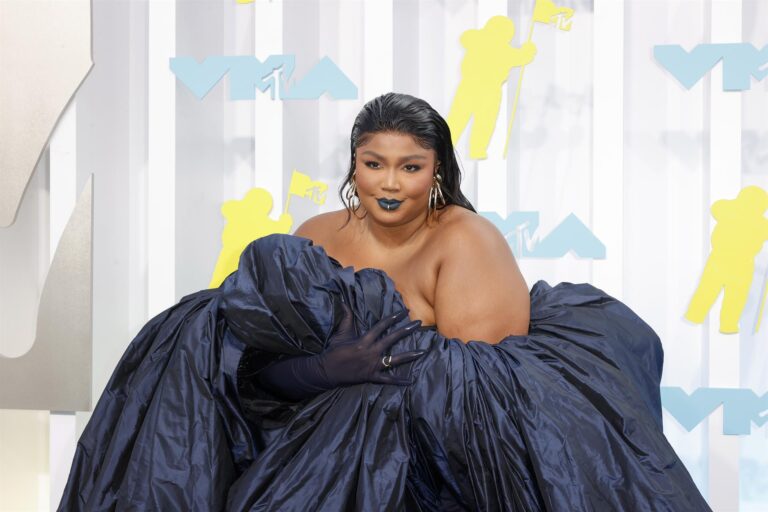 Lizzo asegura que seguirá en pie de lucha