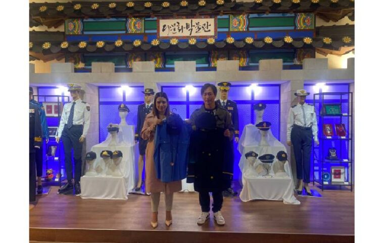 Exhiben uniformes de Policía Nacional en Corea