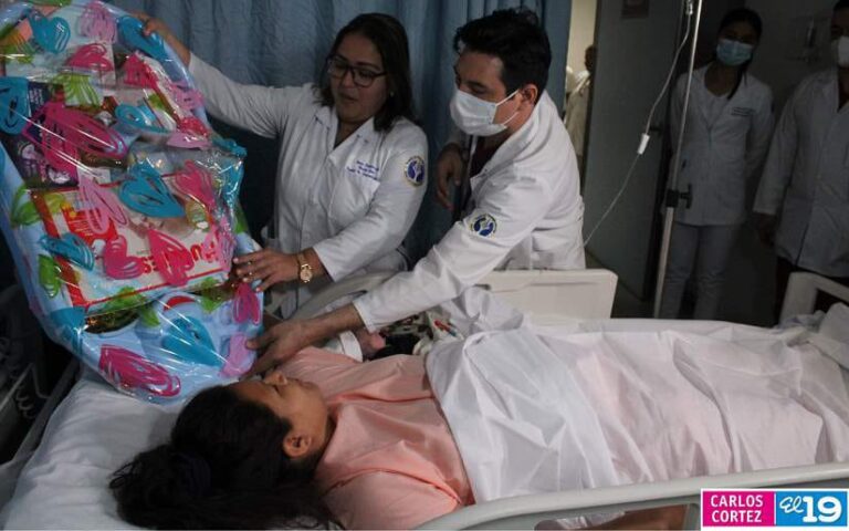 Primeras madres del 2023 reciben regalos 