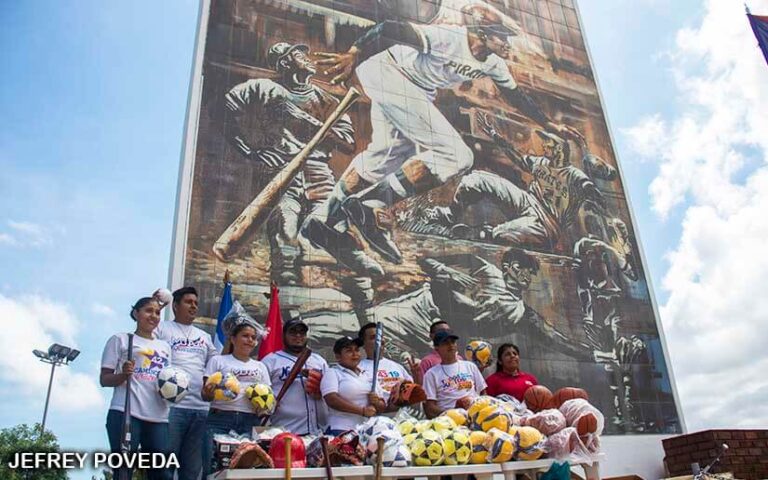 Entregan material a consejos departamentales deportivos