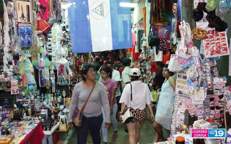 Familias visitan los mercados para comprar sus productos para estas fiestas