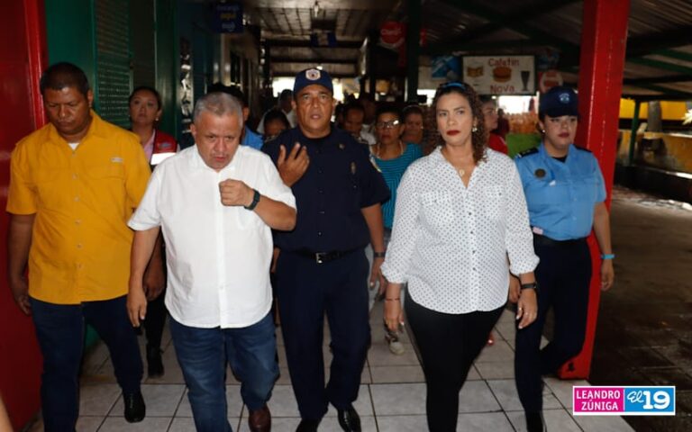 Alcaldesa realiza recorrido por el populoso mercado Roberto Huembes