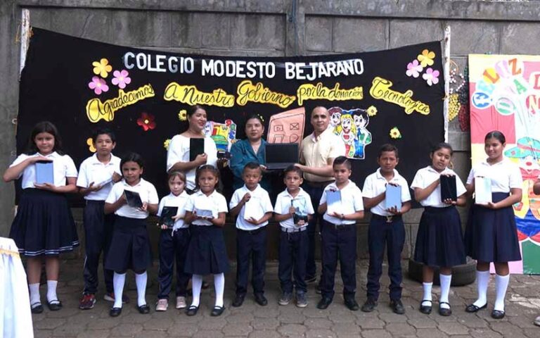Entregan maleta digital al Centro Educativo Modesto Bejarano