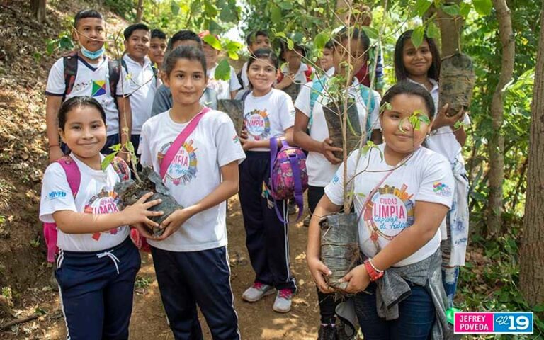 Estudiantes participan en jornada de reforestación en San Isidro de Bolas