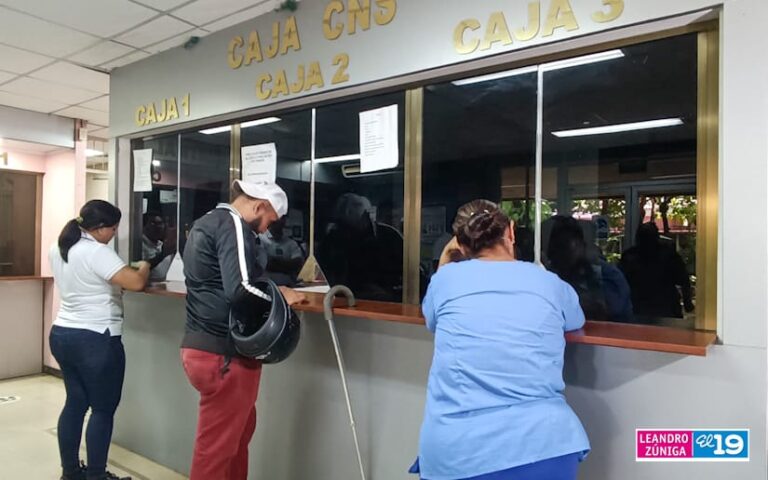 Personal de la salud recibe su salario correspondiente al mes de octubre