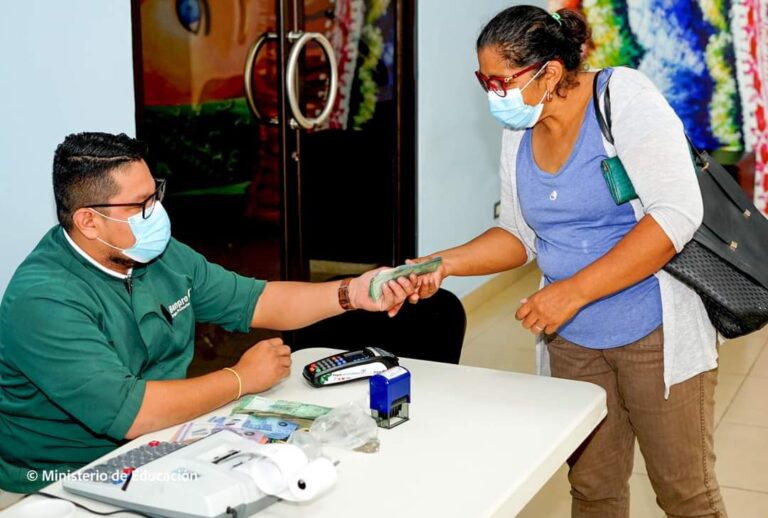 Trabajadores de educación reciben su salario del mes de diciembre