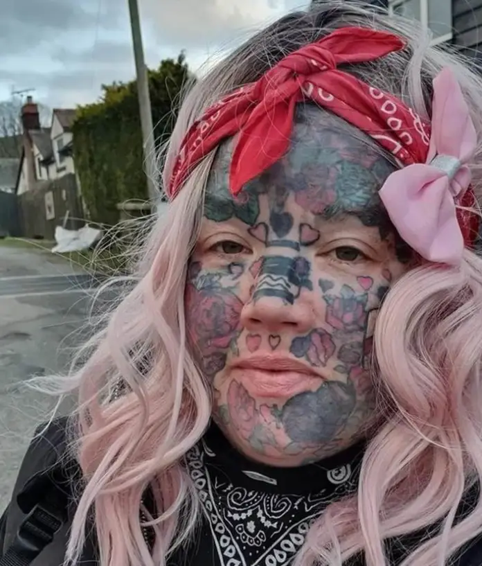 Mujer no encuentra trabajo por estar llena de tatuaje