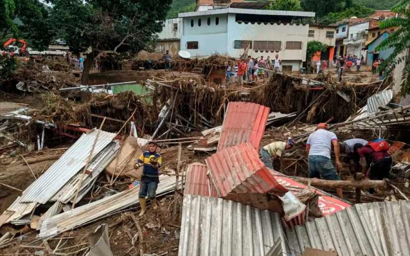 Pedimos a Dios nos bendiga a tod@s, y que Su Gran Poder derrame consuelo para el sufrimiento de las Queridas Familias de Las Tejerías, en el Estado de Aragua. Foto: Toma de Prensa Latina