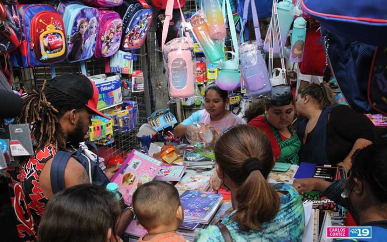 Comerciantes del Mercado Oriental destacan las ventas altas de útiles y uniformes escolares