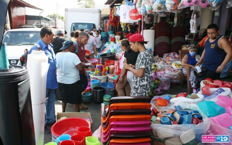 Comerciantes del Mercado Oriental abastecidos con productos para la Purísima