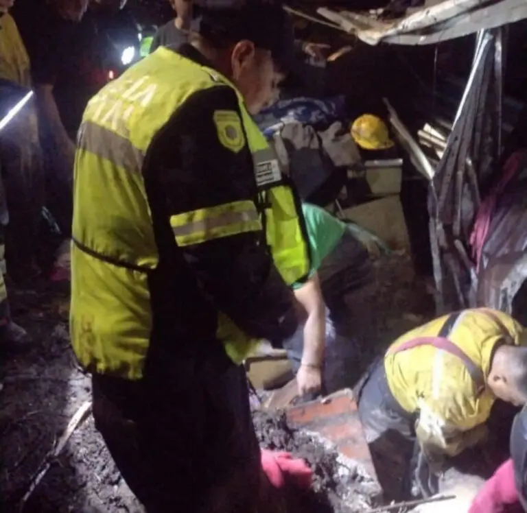 Deslave de cerro deja seis fallecidos 