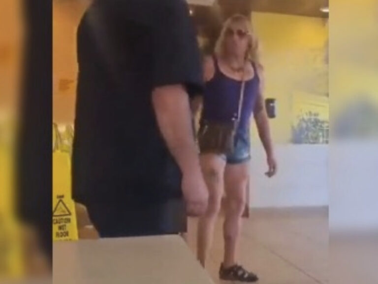 Padre impide que un trans ingrese al baño donde está su hija