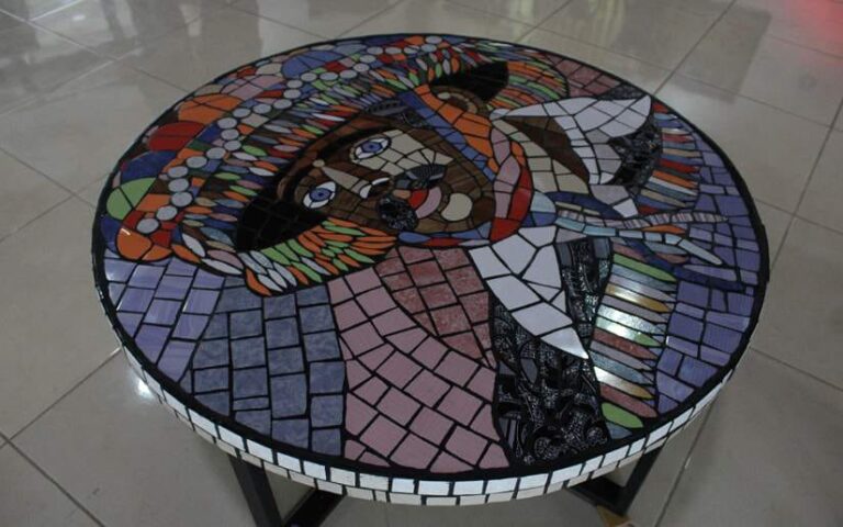 Artistas presentan exposición de mosaicos