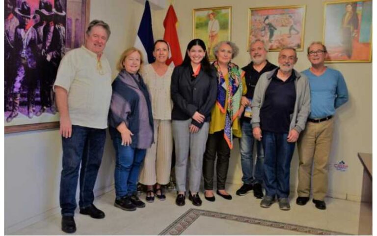 Con académicos, artistas y activistas españoles solidarios