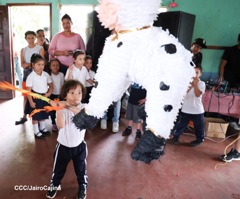 Niños y niñas saludan el 45/19 con actividades recreativas