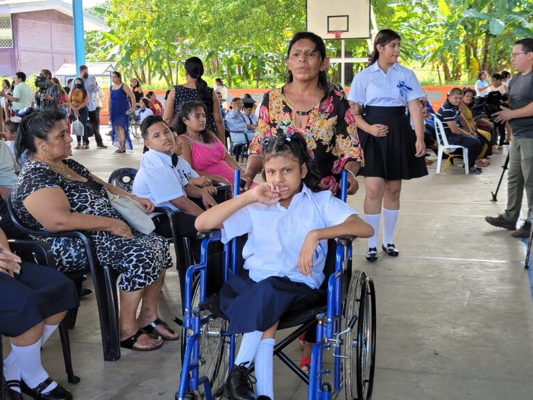 Estudiantes con discapacidad se gradúan en el Melania Morales