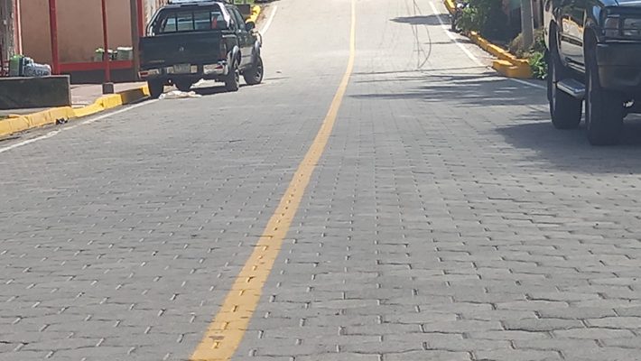 Adoquinan una calle en el barrio Las Canoas