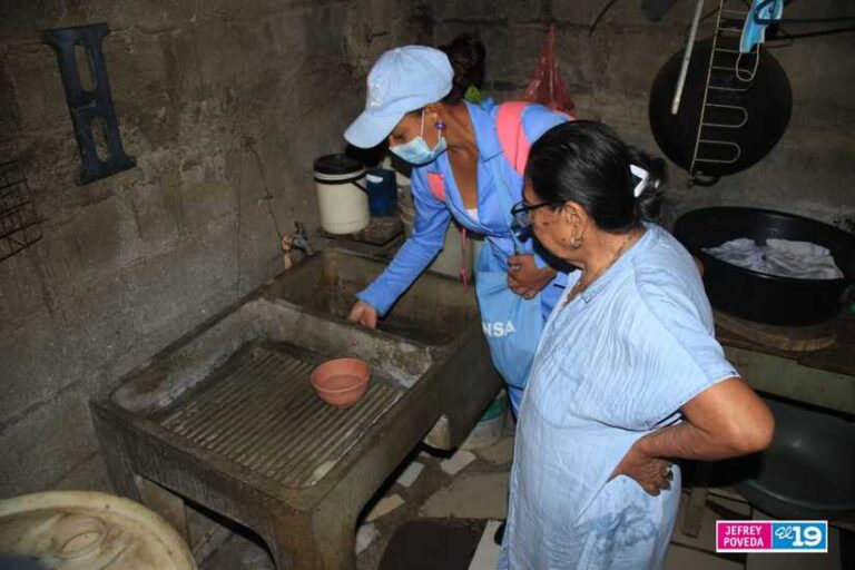 Aplican BTI en viviendas del barrio Adolfo Reyes