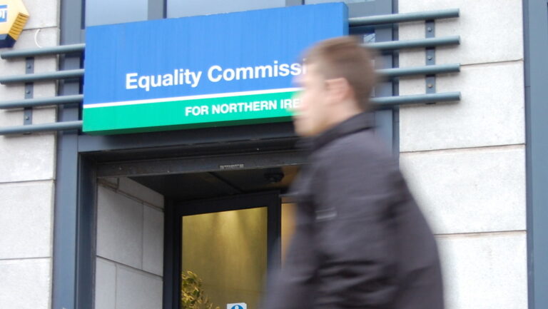 Mujer es compensada económicamente por recibir nalgadas de su jefe