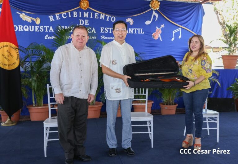China entrega instrumentos al Centro Escolar Rafaela Herrera, de Diriomo