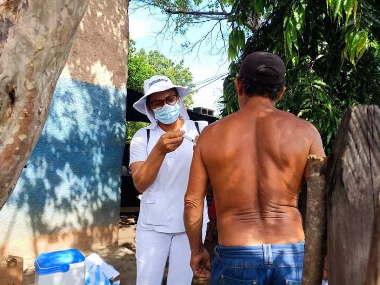 Vacunan contra la Covid-19 a familias de Mateare