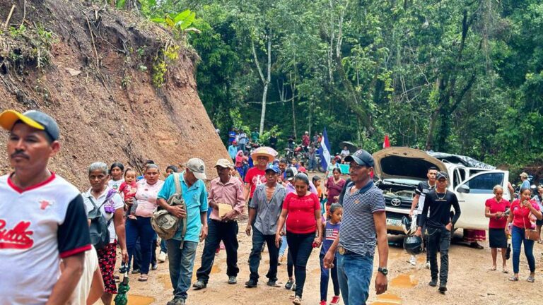 Rehabilitan camino productivo en Ciudad Antigua
