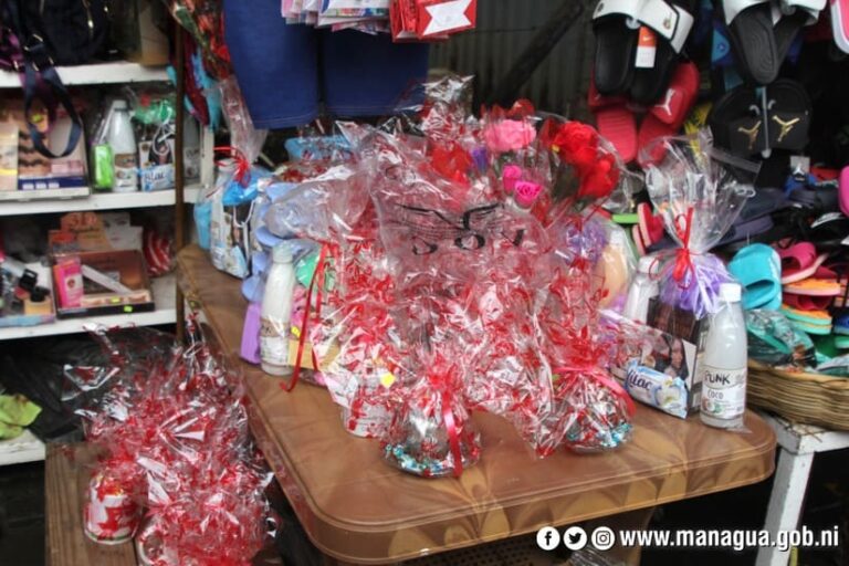 Comerciantes ofrecen variedad de artículos para regalar a las madres