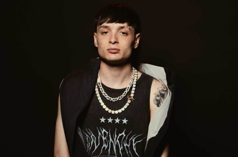 Peso Pluma vuelve hacer de las suyas en un concierto