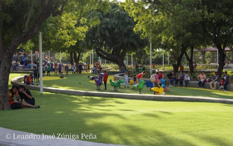 Familias disfrutan de un fin de semana en el Parque de Las Piedrecitas