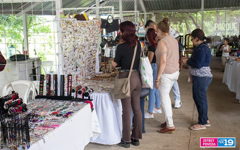 Familias acuden a la Feria Nacional de Emprendedores