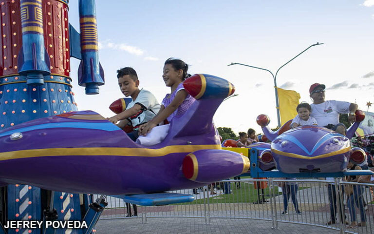 Familias disfrutan en el Parque de la Alegría