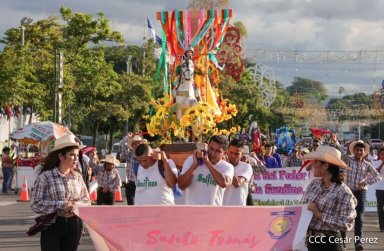Familias disfrutaron de la exposición de los Santos Patronos ￼