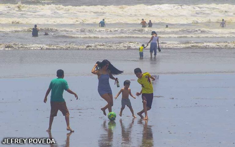 Familias disfrutan la semana patria en Pochomil