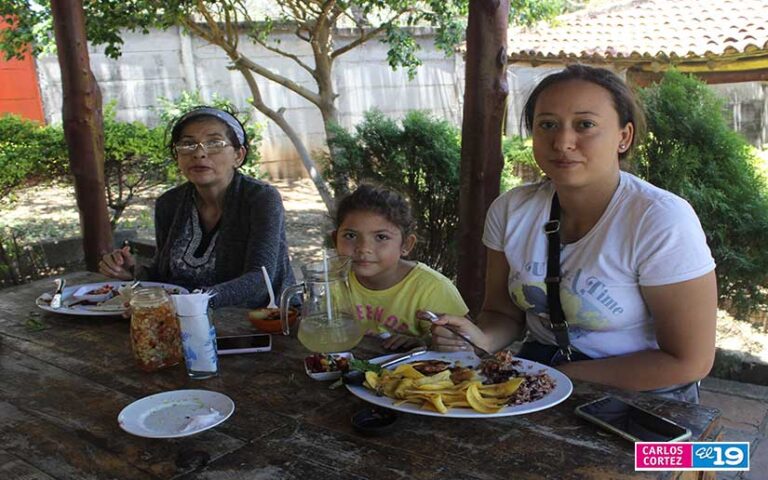 Familias nicaragüenses visitan el Parque Nacional de Ferias