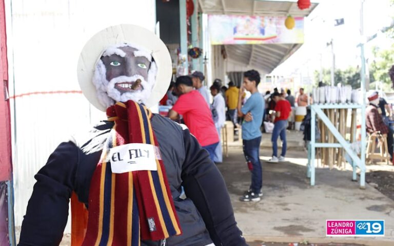 Familias se preparan con fuegos pirotécnicos para despedir el 2023