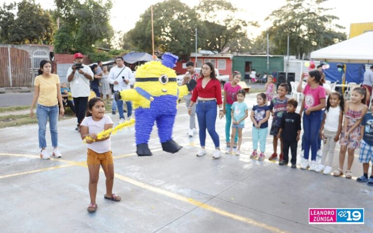 Niños y niñas del barrio Candelaria disfrutan una tarde familiar