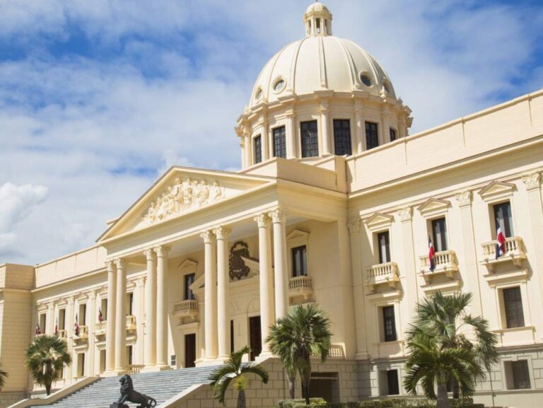 Presidente dominicano suspende labores hasta el lunes por lluvias