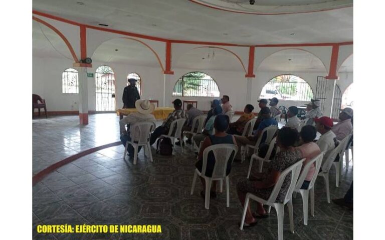 Autoridades militares se reúnen con productores y ganaderos