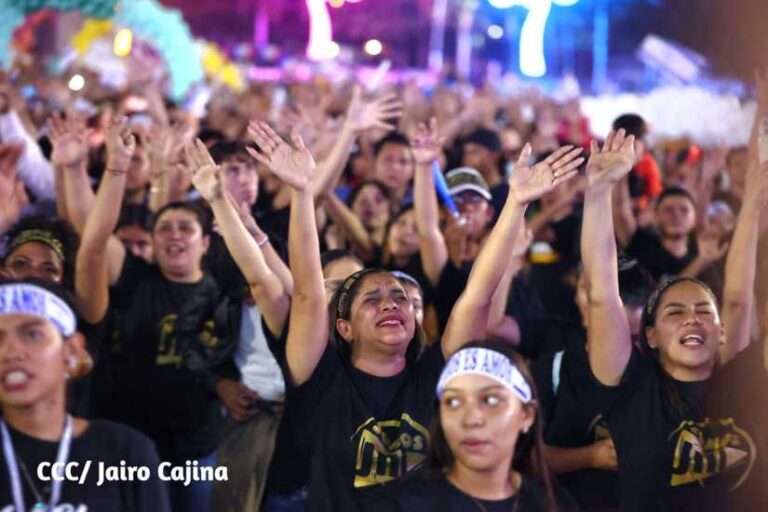 Nicaragüenses participan en vigilia de avivamiento en la Plaza la Fe