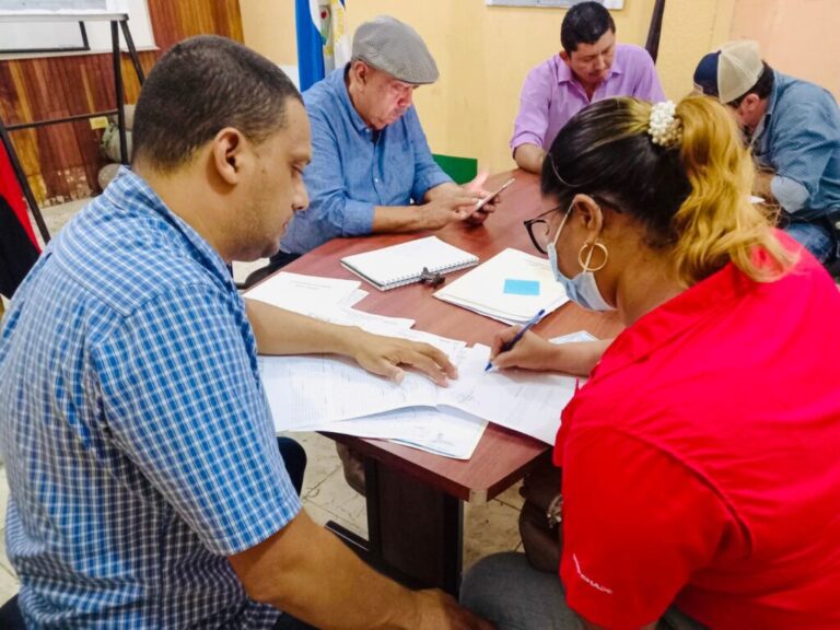 Entregan crédito del programa Adelante en Boaco