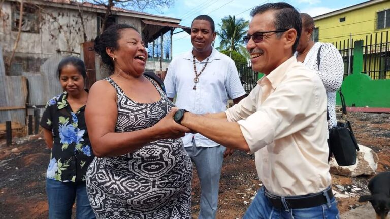 Entregan bloques para la construcción de viviendas afectas por incendio en Bluefields