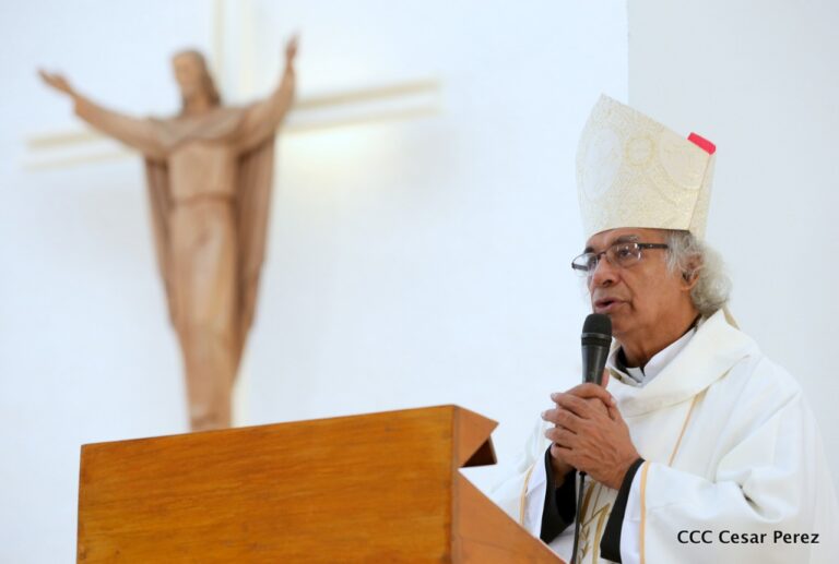 Vicepresidenta de Nicaragua saluda a familia del cardenal Leopoldo Brenes