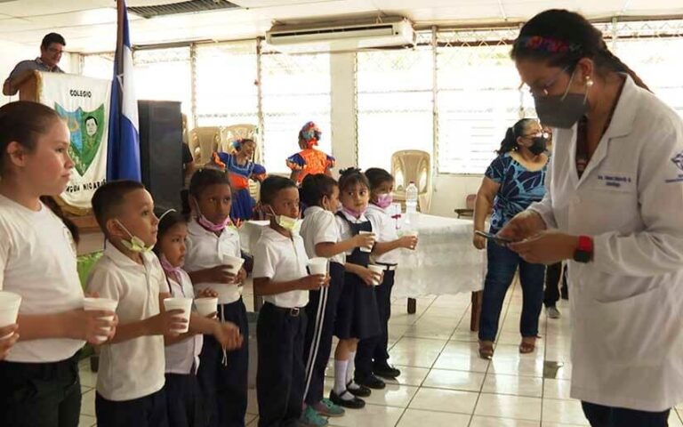 MINED promueve la jornada de enjuague con flúor