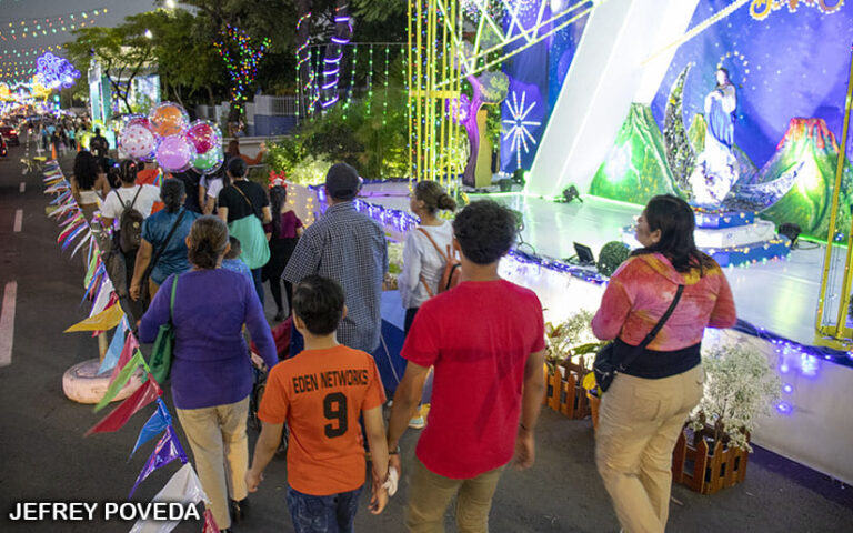Familias recorren la Avenida de Bolívar a Chávez