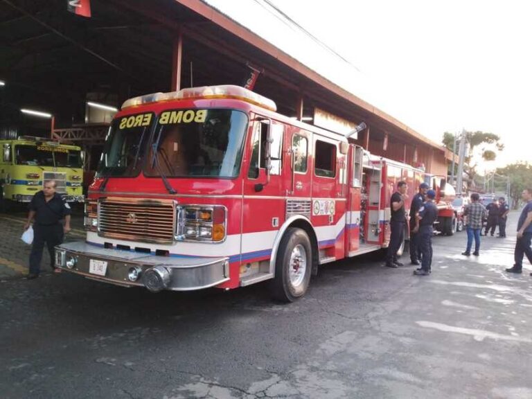 Trasladan dos camiones de bomberos a Catarina