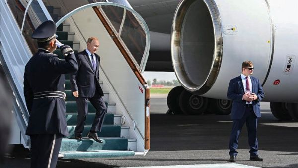 Presidente de Rusia llega a Uzbekistán para cumbre regional